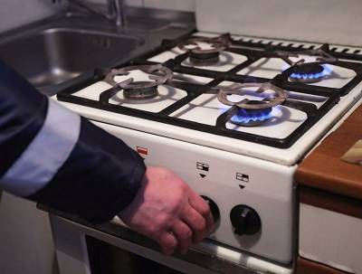 В квартирах одиноких смоленских пенсионеров и малообеспеченных семей заменят газовые плиты
