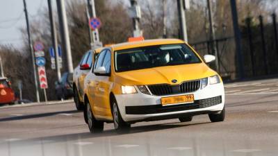 Столичным агрегаторам такси запретили нанимать водителей с иностранными правами