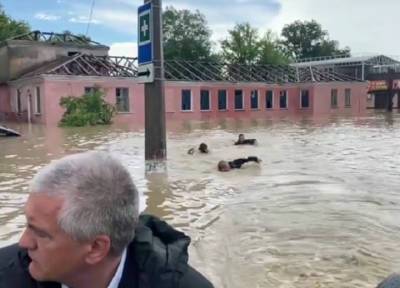 Крым затопило: по улице в Керчи за лодкой с чиновниками плыли кролем спасатели МЧС