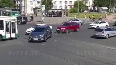 У станции метро "Академическая" столкнулись две иномарки