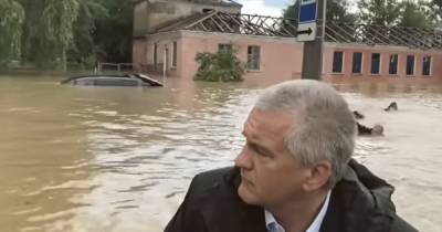 Ливень затопил улицы оккупированной Керчи, а коллаборационист Аксенов передвигался по городу на лодке