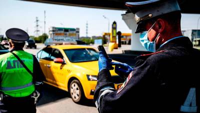 Водители с иностранными правами не смогут работать в такси в Москве