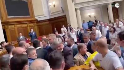 Депутаты Рады подрались после слов о необходимости расстрела оппозиции