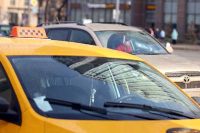 В Москве таксистов с иностранными водительскими правами отключат от сети