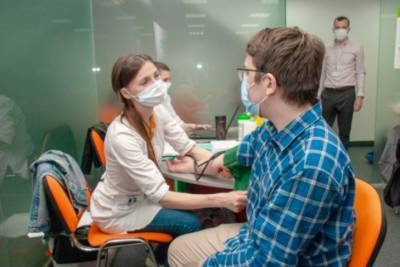 "Укрзализныця" начинает вакцинацию железнодорожников от COVID-19, пока только в Киеве