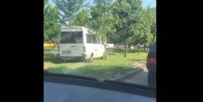 "Зачем стоять?": В Киеве маршрутка промчалась по скверу, чтобы объехать пробку