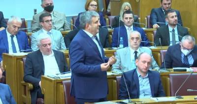Черногорские сербы в парламенте обрушились на прогнувшегося под...
