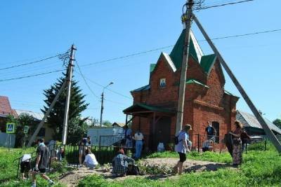 Юные жители Серпухова помогли духовенству в благоустройстве территории