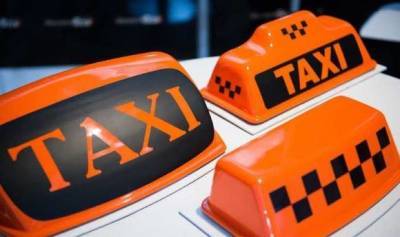 В Москве потребовали запретить подключать к сервисам такси водителей с иностранными правами