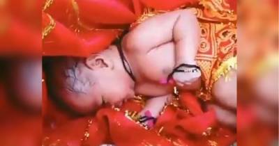В Індії новонароджену дівчинку знайшли в дерев'яній коробці з зображенням богів, що пливла по річці Ганг