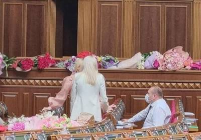 Гришина ответила на “цветочные” претензии Геращенко фотографией с букетами для Парубия