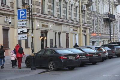 Петербуржцам напомнили, как и где законно припарковаться в центре Петербурга