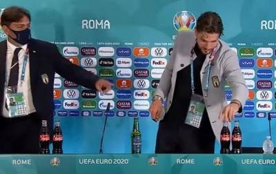 Бунт против Coca-Cola: итальянский футболист повторил жест Роналду