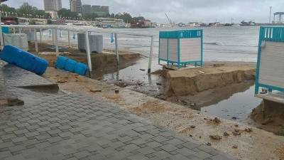 В Анапе ливень размыл часть Центрального пляжа