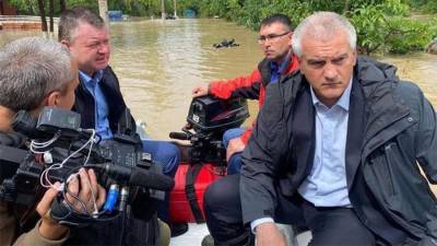 Аксенов объяснил сопровождение спасателями своей лодки в подтопленной Керчи