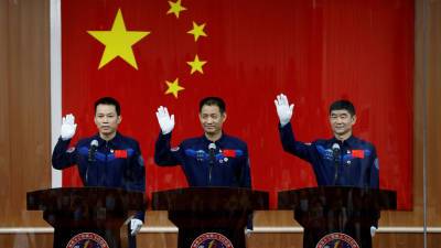 Китайские астронавты перешли в основной отсек орбитальной станции КНР