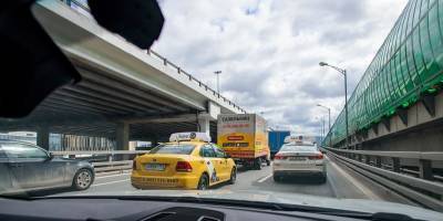 В Москве запретили агрегаторам такси нанимать водителей с иностранными правами