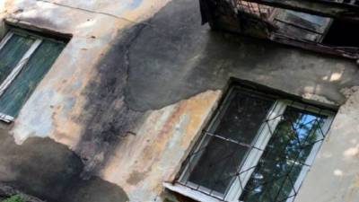 Сквозь прогнивший балкон: в Костроме с высоты второго этажа упал пожилой мужчина