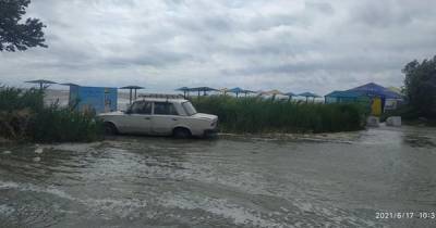 В курортных Кирилловке и Бердянске затопило пляжи и базы отдыха (ФОТО, ВИДЕО)