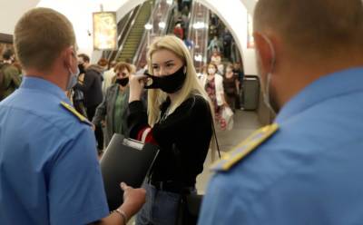 В метро Петербурга прошла проверка. Треть пассажиров надевают маски только после замечаний