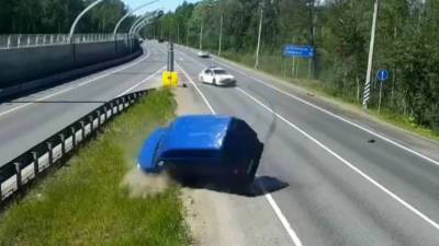 Момент аварии с патрульной машиной в Петербурге попал на видео