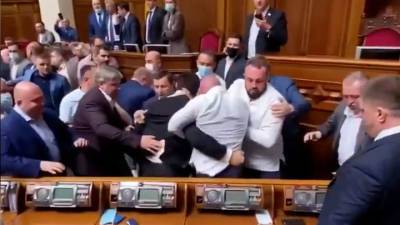 Депутаты Рады подрались после слов о призыве расстрелять оппозицию
