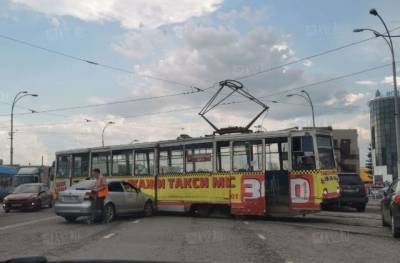 Из-за ДТП с трамваем и легковым автомобилем в Кемерово возникла пробка на улице Красноармейской