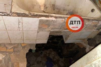 В Киеве пьяный мужчина застрял в дыре в ванной