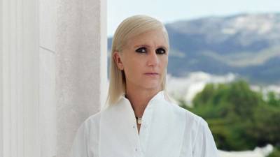 «Я хочу подчеркнуть всю красоту этой страны», — Мария Грация Кьюри о показе круизной коллекции Dior 2022 в Греции