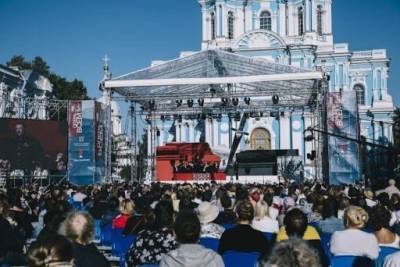 Не плеваться: в Петербурге — новый регламент проведения уличных концертов и спектаклей