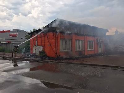 В Копейске возле автовокзала сгорел торговый павильон