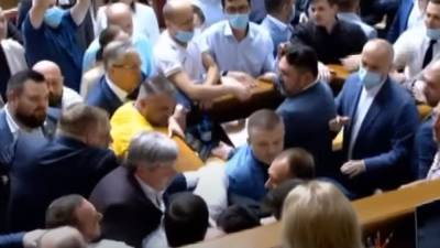 ОПЗЖ намерена подать иск к партии Зеленского из-за драки в парламенте