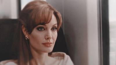 Анджелина Джоли "околдовала" фигурой в платье с кружевным декольте: "Пример красоты"