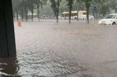 Мощный ливень затопил улицы Мариуполя: в воде квартиры и подъезды