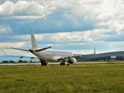 В Симферополе Boeing выкатился за пределы взлетной полосы, более 20 рейсов не смогли совершить посадку