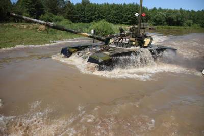Учения по преодолению водной преграды на боевых машинах проходят под Слонимом