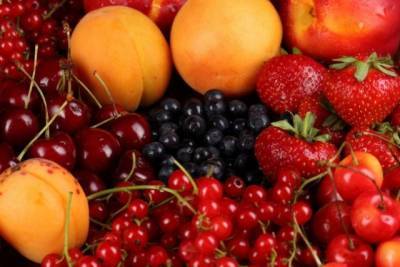 Погода вносит коррективы: Как изменились цены на клубнику, черешню и абрикосы в Украину