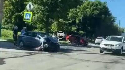 На ул. Куйбышева после столкновения машины развернуло поперек дороги