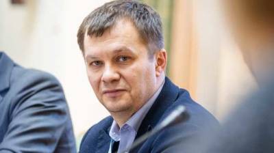 Милованов в апреле получил миллион за преподавание, а до этого — 3,2 млн грн. У него квартиры в Киеве и США, а также Volvo