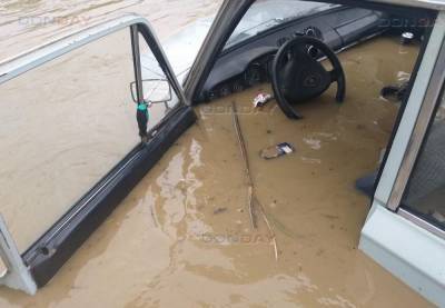 Автомобиль полностью ушел под воду на Нахичевани после ливня