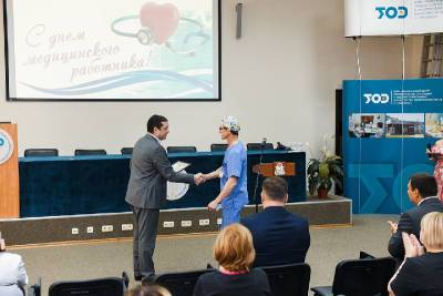Островский и Ляхов поздравили сотрудников Федерального центра травматологии в Смоленске с профессиональным праздником