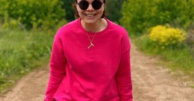 Брухунова вышла на прогулку в коротких шортах цвета фуксии и кедах