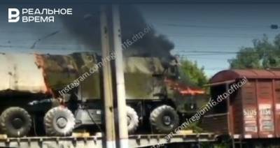 На железнодорожной платформе Юдино горит военная техника