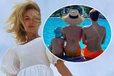 Полина Гагарина проводит каникулы в Греции вместе с детьми