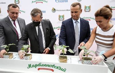 Посадить и перекрестить: руководитель «Газпрома» оригинально открыл теплицу в Курганской области