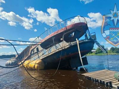 Со дна реки Волхов подняли затонувший теплоход «Академик Якутин» – фото