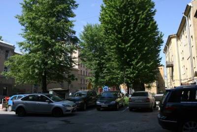 В Петербурге ужесточили наказание за неправильную парковку во дворах