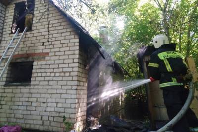 Огнеборцы оперативно потушили горящую баню в Смоленске