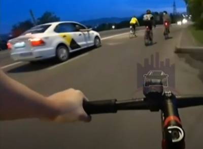 В Екатеринбурге водитель на большой скорости сбил велосипедиста и скрылся с места ДТП