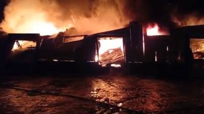Огонь охватил цеха и склады площадью 10 тыс. кв. м. под Владимиром